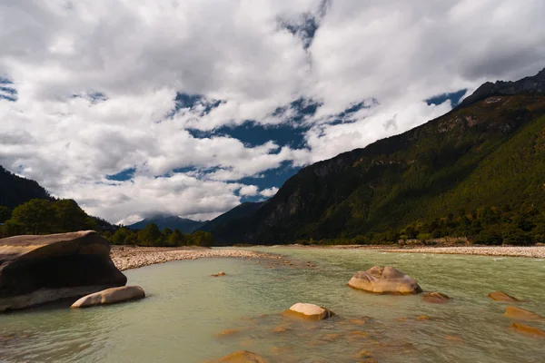 Dziewiczy krajobraz naturalny rzeką bomi Tybecie Chiny — Zdjęcie stockowe