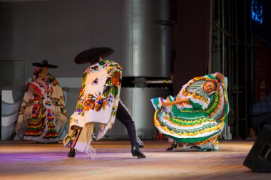 bükülmüş Meksikalı geleneksel jalisco dansçı yeşil