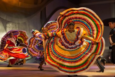 Meksikalı dansçı sarı elbise Yayilim iplik