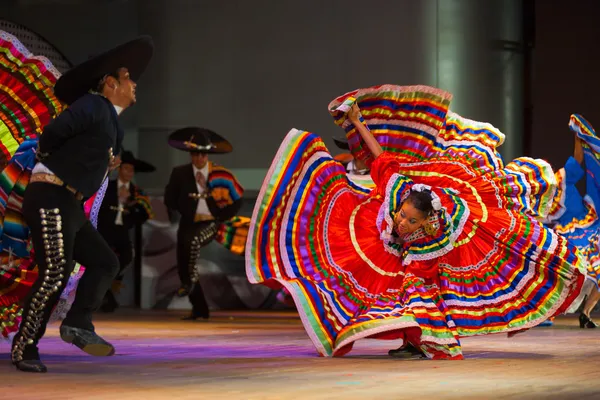 Jalisco meksykański pokazami tańca strój rozprzestrzeniania czerwony — Zdjęcie stockowe