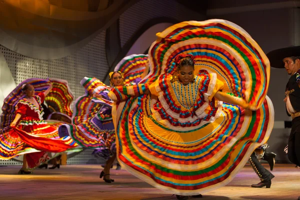 Mexicano dançarino vestido amarelo Espalhando Spinning — Fotografia de Stock