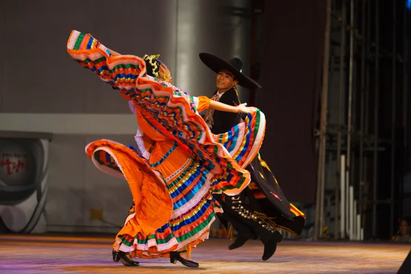 Twisting Mexican Hat Dance Jalisco Pareja Naranja — Foto de Stock