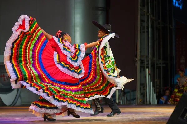 Vestido vermelho dançarino mexicano tradicional espalhando — Fotografia de Stock
