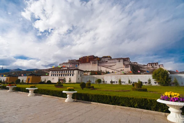 Bas potala palace trottoaren framför lhasa tibet — Stockfoto