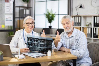 Olgun doktor ve hasta röntgen taramasıyla dolapta oturuyor.