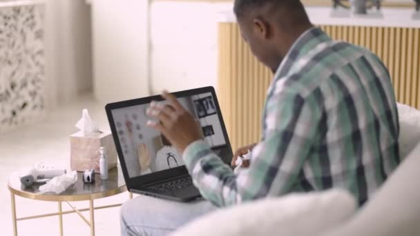 Afro-américain malade patient agitant son médecin gp femelle, communiquer en ligne — Video