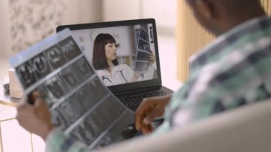 Profesyonel kadın pratisyen hekimler internette hastalarla tomografi sonuçları hakkında konuşuyor.