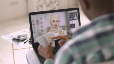 Arap doktor hastasına internet üzerinden danışmanlık yapıyor, ilaçların kullanımını anlatıyor.