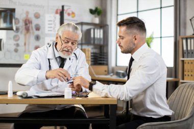 Doktor nabız oksimetresiyle doygunluğu kontrol ediyor.