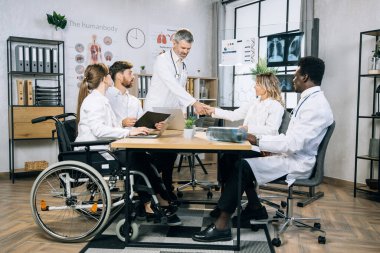 Muayenehanede seminer veren çok kültürlü tıp arkadaşları.