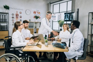 Ofiste seminer veren çok ırklı tıp arkadaşları