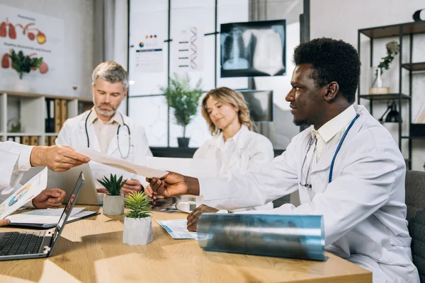 Group of multi ethnic doctors having international training — Stock Photo, Image