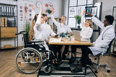 Çeşitli doktor grupları toplantıdan sonra gülümsüyor.