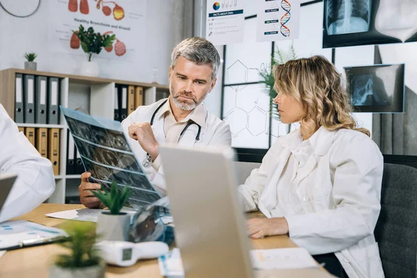 Deux Travailleurs Médicaux Concentrés Utilisant Des Gadgets Modernes Tout Examinant — Photo