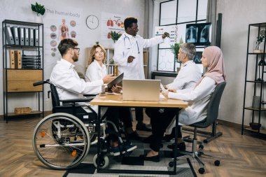 Ofiste DNA temasını tartışan çok ırklı tıp çalışanları