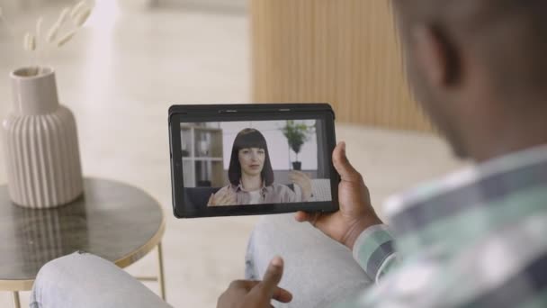 Tablet pc tela vista de mulher muito jovem, falando com amigo masculino por chamada de vídeo — Vídeo de Stock