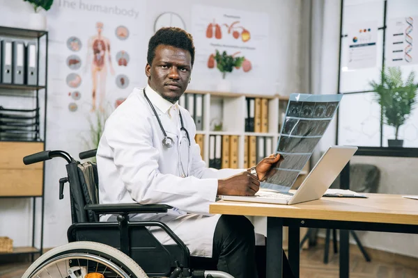 Afrikaanse medisch werker in rolstoel controleren x ray scan — Stockfoto