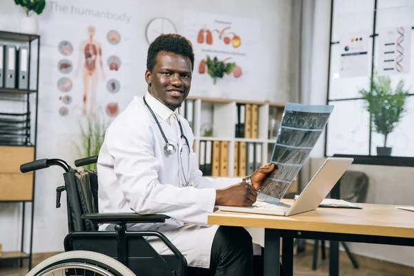 Afrikaanse medisch werker in rolstoel controleren x ray scan — Stockfoto