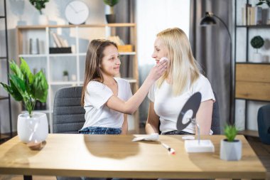 Anne, kızıyla güzellik prosedürleri için vakit geçiriyor.