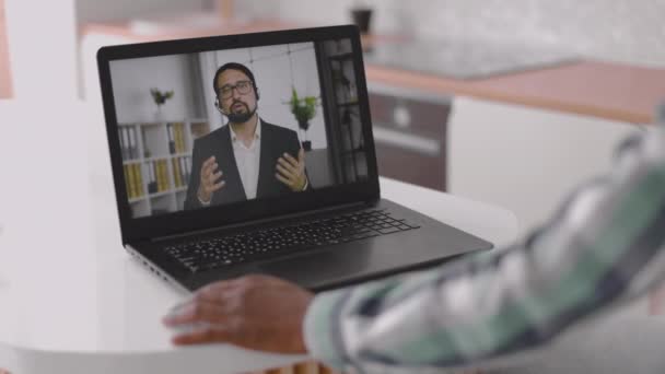 Κοντινό πλάνο της οθόνης laptop με το νεαρό επιχειρηματία βιντεοδιάσκεψη με αφρικανό άνδρα συνάδελφο — Αρχείο Βίντεο