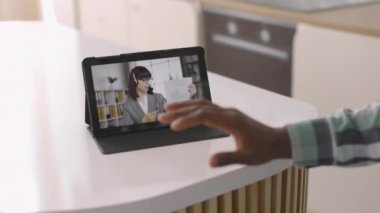 İş kadını, son mali ve istatistiksel çizelgeleri video aracılığıyla erkek arkadaşına gösteriyor.