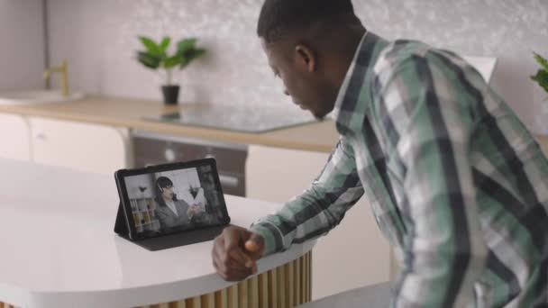 Homme d'affaires afro-américain utilisant tablette appel vidéo parler avec sa collègue féminine — Video