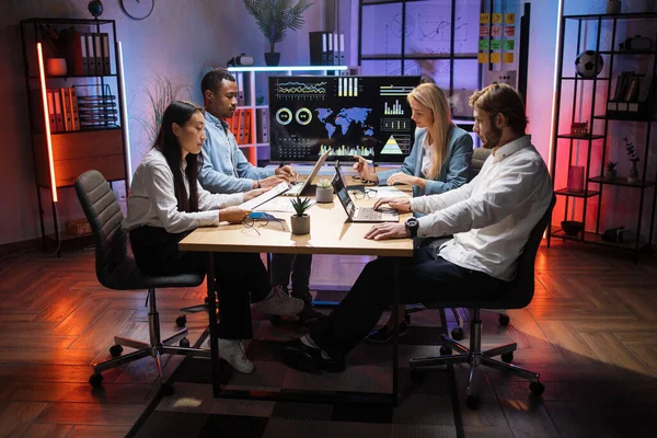 Multiraciala mäklare som använder prylar för arbete på kontoret — Stockfoto