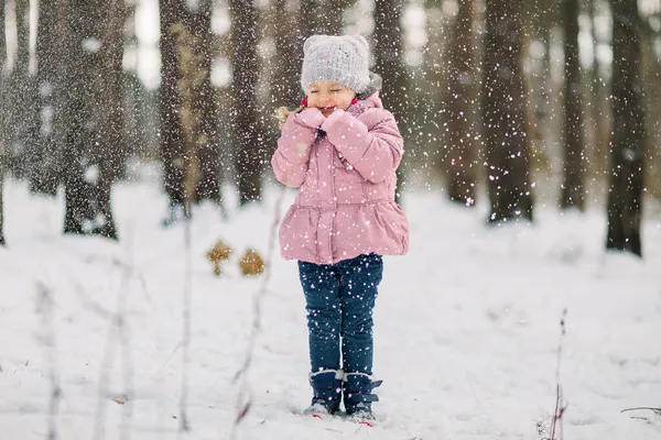 Deixa nevar. Férias de inverno, conceito de Natal. Retrato ao ar livre de linda menina desfrutando de queda de neve, enquanto de pé com os olhos fechados na bela floresta de inverno. — Fotografia de Stock
