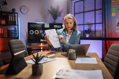 İş kadını video araması için kulaklık ve laptop kullanıyor