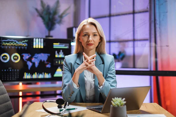 Mujer de negocios sentada en el escritorio de la oficina con papeles y portátil —  Fotos de Stock