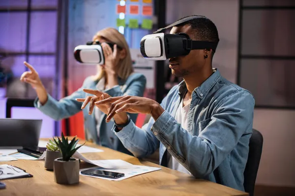 VR headset-et viselő vállalati munkavállalók az ülés során — Stock Fotó
