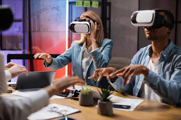 Des collègues d'affaires dans des lunettes VR assis au bureau — Photo