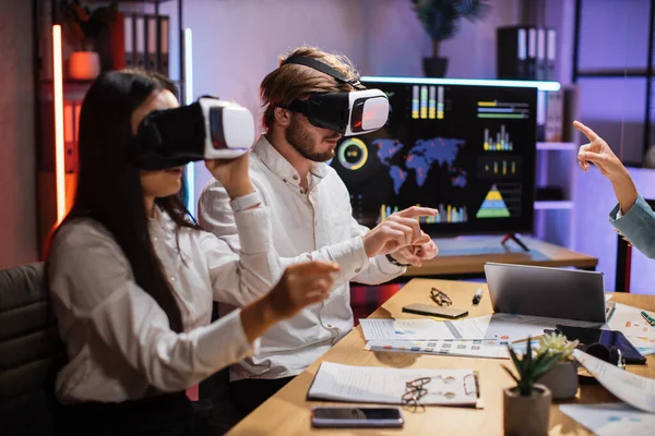 다 인종 사업가 사무실에서 VR 안경을 쓰고 있는 사람들 — 스톡 사진