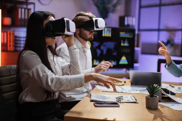 사무실 책상에 앉아 있는 VR 안경을 쓰고 있는 사업 파트너 — 스톡 사진