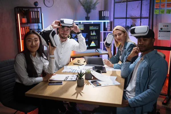 Fyra professionella inom multiracial IT använder VR-glasögon på kontoret — Stockfoto