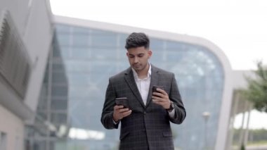 Park Bench 'te Cep Telefonu ile Kahve İçen İşadamı