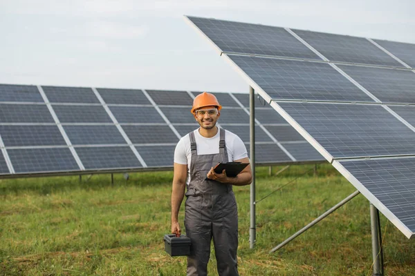 Inżynier indyjski w jednolitej pracy kontrolnej na farmie słonecznej — Zdjęcie stockowe