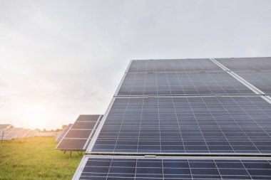 İstasyonda sıra sıra duran güneş panellerini kapat