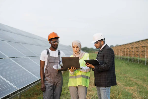 两名视察员和技术员在太阳能农场谈话 — 图库照片