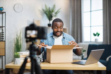 Kutuyu açarken video kaydeden Afrikalı adam