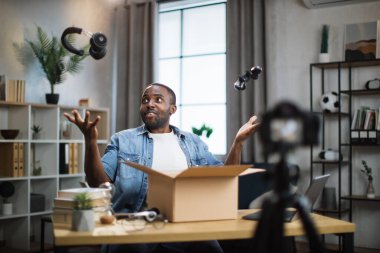 Oyun kolu ve kulaklıkları açan adam videosu kaydediyor.