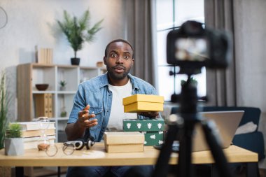 Afrikalı blogcu hediye kutularını açarken video kaydediyor