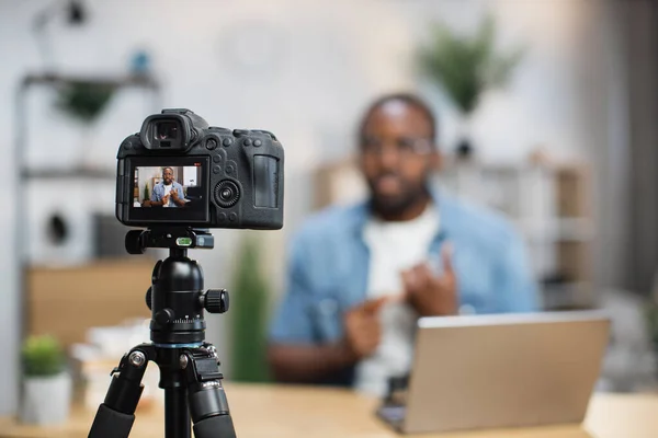 Africano cara gravação novo blog de vídeo na câmera digital — Fotografia de Stock