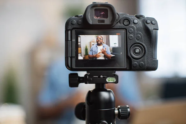 Primo piano della fotocamera digitale con blogger africano sullo schermo — Foto Stock
