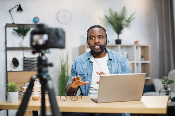 Afro-Américain en casque enregistrement vidéo sur caméra — Photo