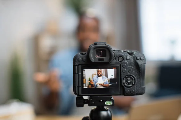 Modern kamera med afrikansk amerikansk handledare på skärmen — Stockfoto