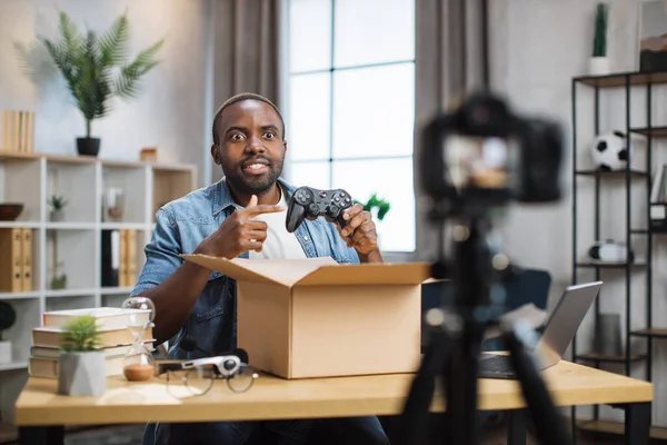 Oyun çubuğuyla kutucuğu açarken video kaydeden adam