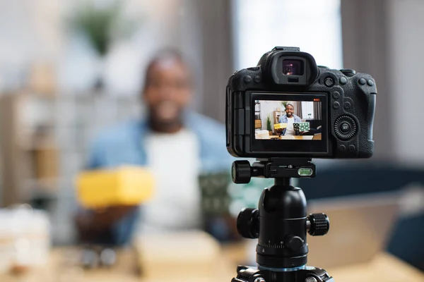 Blogueur filmer la vidéo tout en déballant des boîtes-cadeaux à la maison — Photo