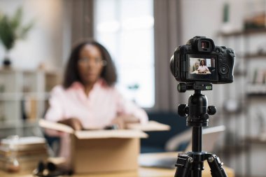 Afrikalı kadın paketleri açıyor ve video kaydediyor