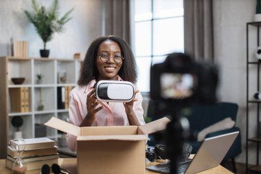 Kadın VR gözlüklü kutuyu açıyor ve videoyu yeniden yüklüyor